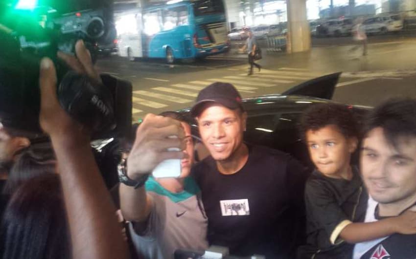 Confira imagens da chegada de Luis Fabiano ao Brasil