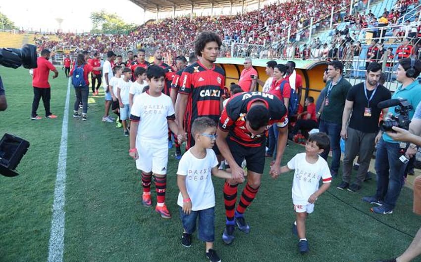 Jogadores do Flamengo entraram em campo com crianças portadoras de deficiência visual