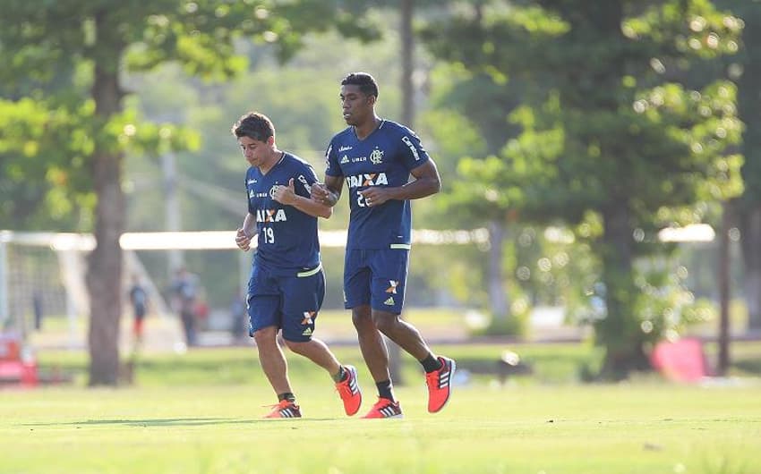 Conca e Berrío em treino do Flamengo