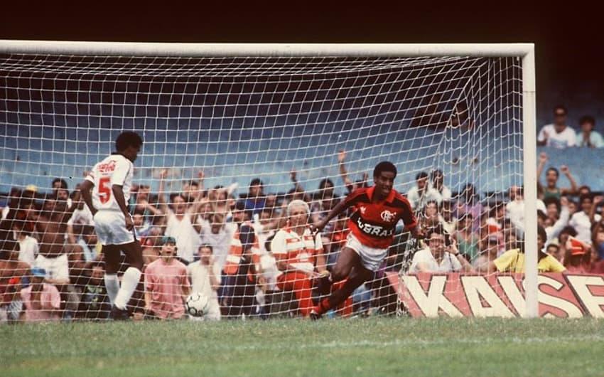 1) Bujica teve seu dia de herói no clássico de 1989. O atacante fez os gols na vitória do Fla por 2 a 0 sobre o Vasco, no Brasileiro