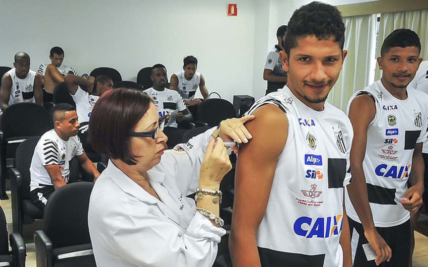 Jogadores do Santos são vacinados contra a febre amarela