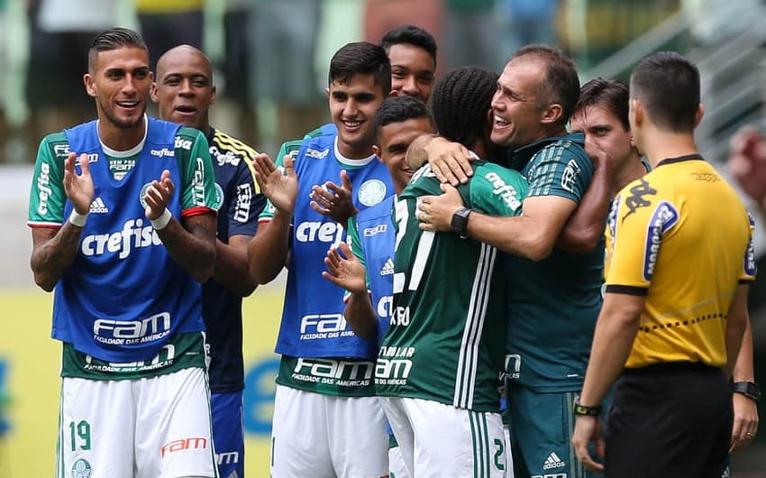 Eduardo Baptista abraça Keno após gol contra a Ferroviária (Foto: Cesar Greco/Palmeiras)