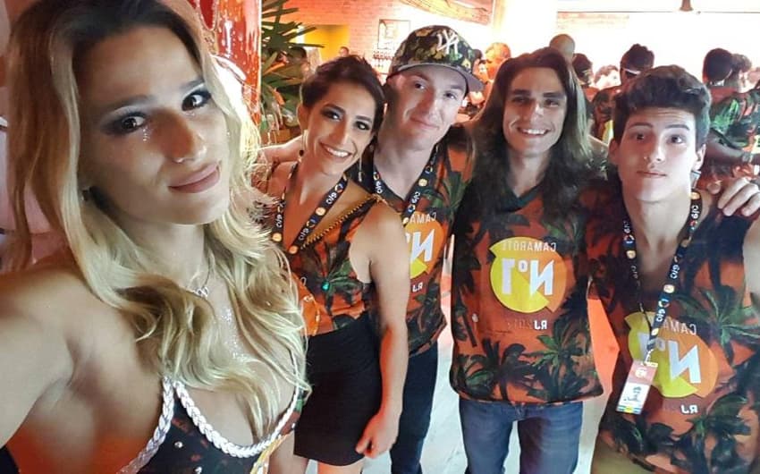 Jade Barbosa, Daniele e Diego Hypolito, curtiram um camarote no carnaval do Rio com amigos