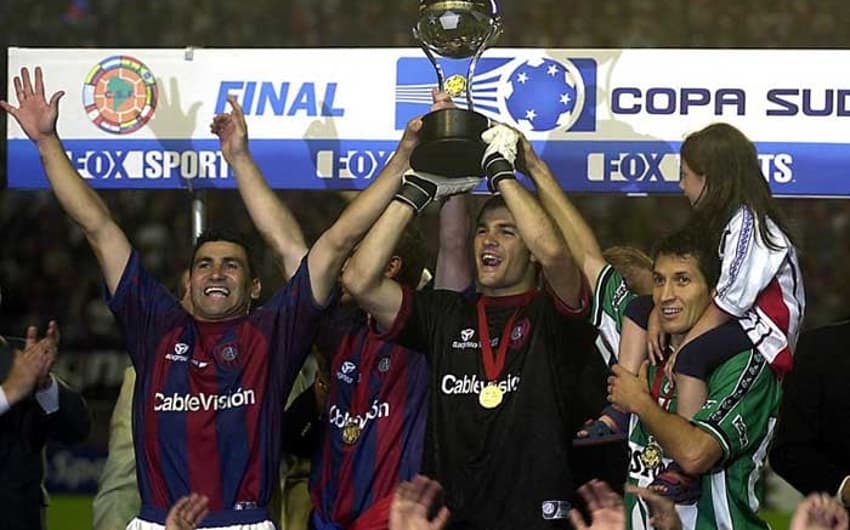 2002 - O San Lorenzo foi o primeiro campeão, batendo Atlético Nacional na final