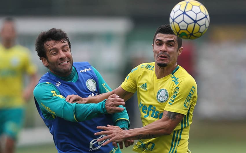 Alberto Valentim e Egídio durante treino do Palmeiras