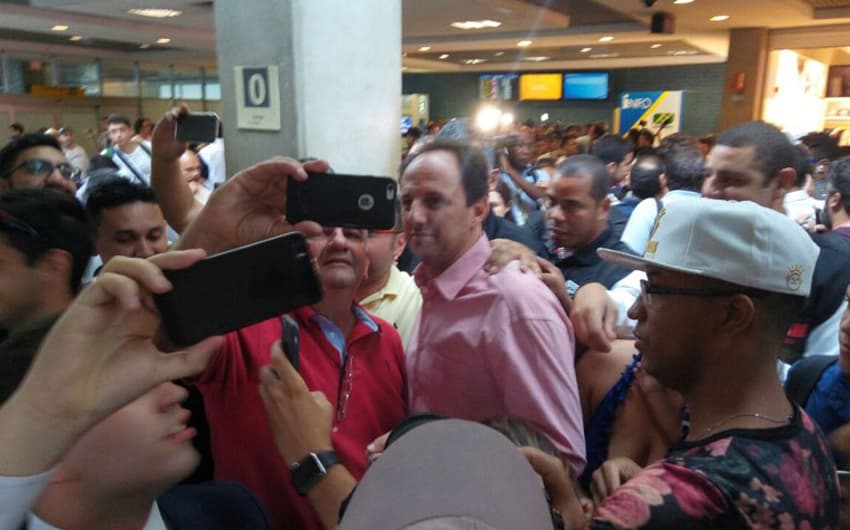 Rogério Ceni foi recebido com festa no aeroporto