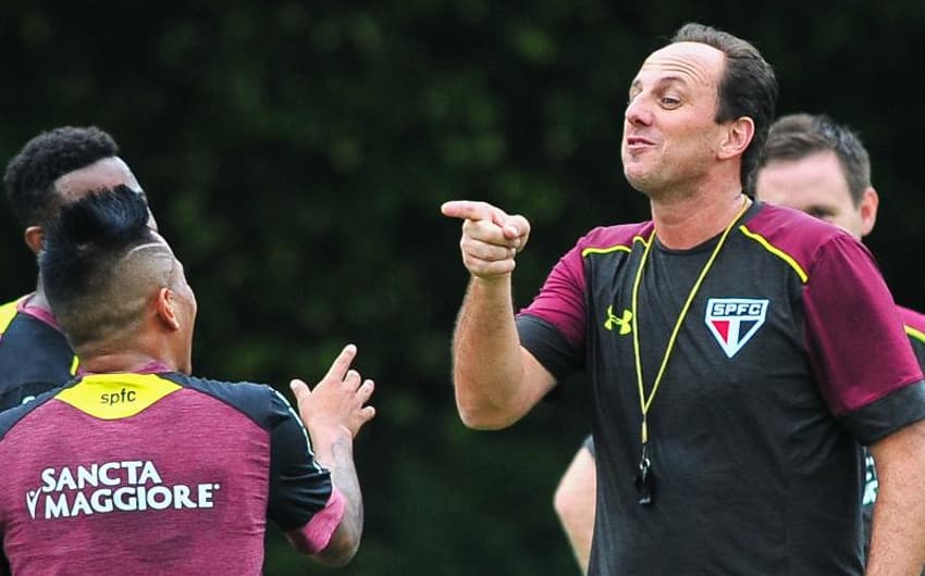 Rogério Ceni brinca em treino: treinador espera contar com reforço