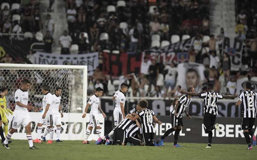 O Botafogo começou o ano pressionando por ter que disputar a pré-Libertadores. No primeiro mata-mata venceu o Colo-Colo em casa por 2 a 1 e garantiu empate por 1 a 1 no Chile, graças a um gol de Rodrigo Pimpão