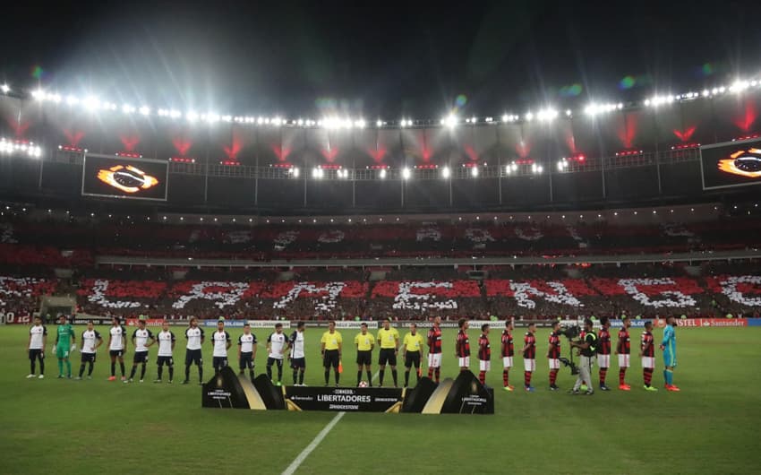 Um mosaico gigante foi preparado para a estréia: "Isso aqui é Flamengo", era o recado das arquibancadas
