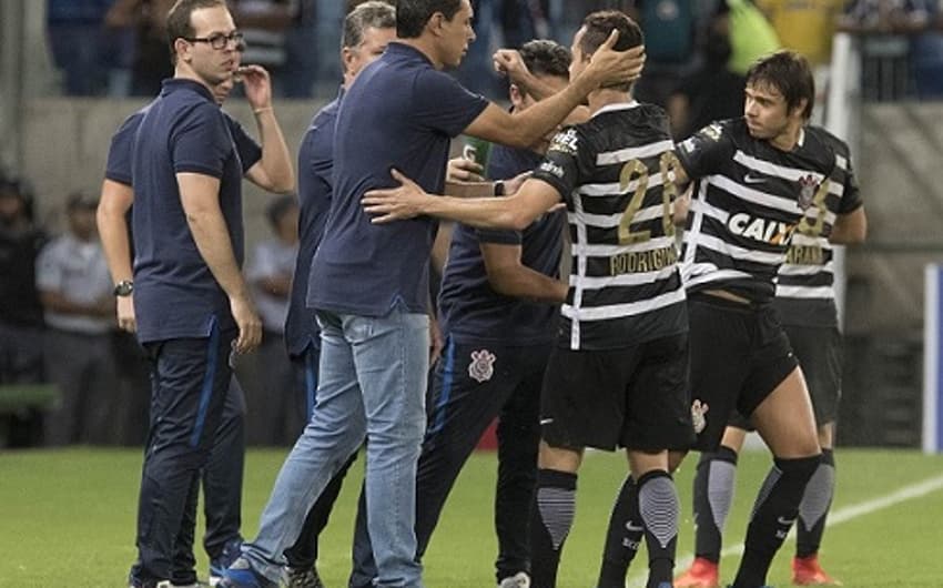 Fabio Carille comemorando gol com jogadores do Corinthians