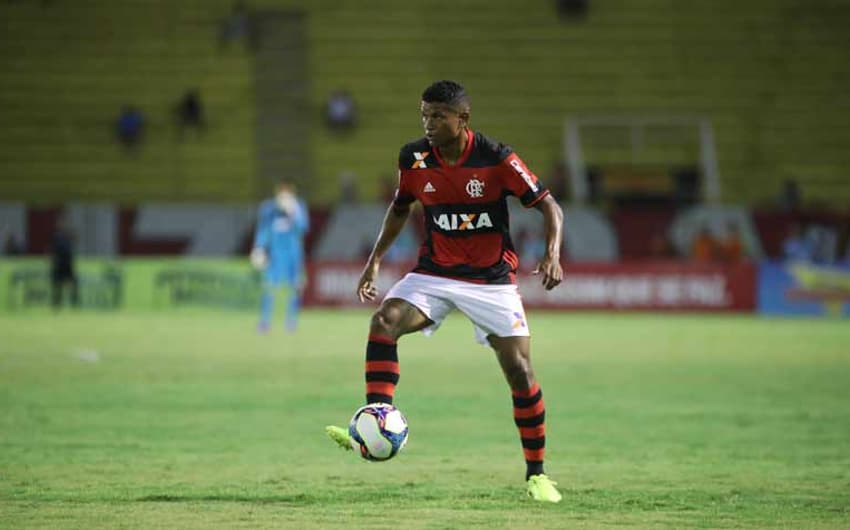 Márcio Araújo domina a bola com arquibancada vazia ao fundo