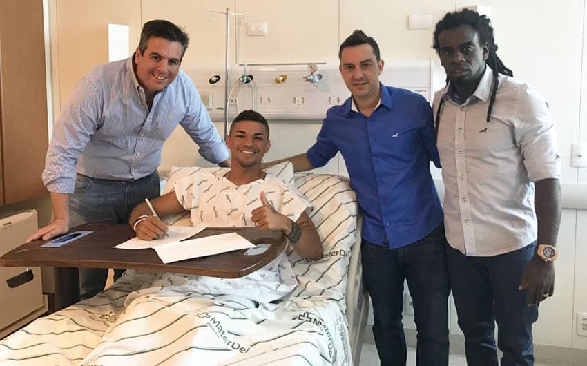 Atacante Judivan recebe visita dos diretores do Cruzeiro