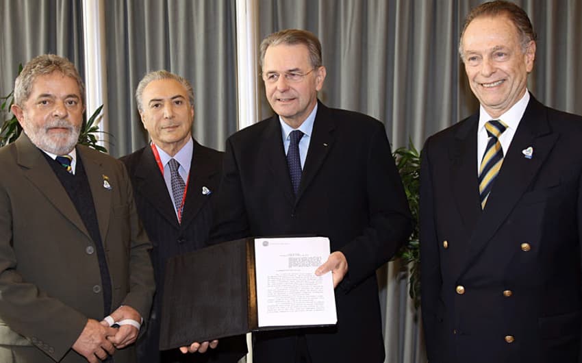 Lula, Temer (presidente da Câmara), o ex-presidente do COI, Jacques Rogge, e Nuzman na&nbsp;entrega do Ato Olímpico, em 2009