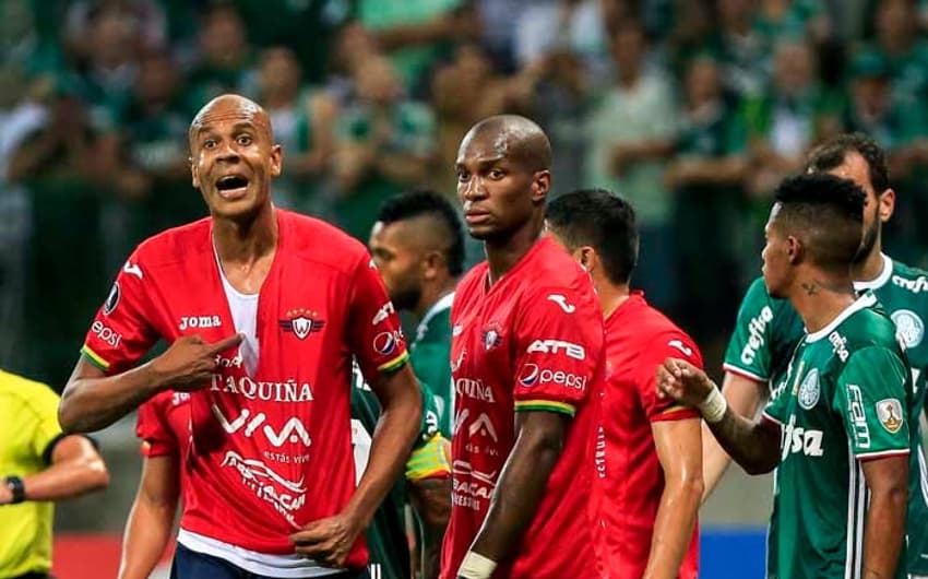 Alex Silva admitiu que rasgou própria camisa do Jorge Wilstermann para cavar pênalti contra o Palmeiras. Não colou...