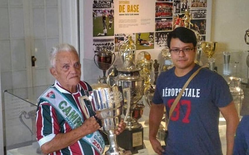 Orly Ribeiro, de 84 anos, posa com troféu nas Laranjeiras
