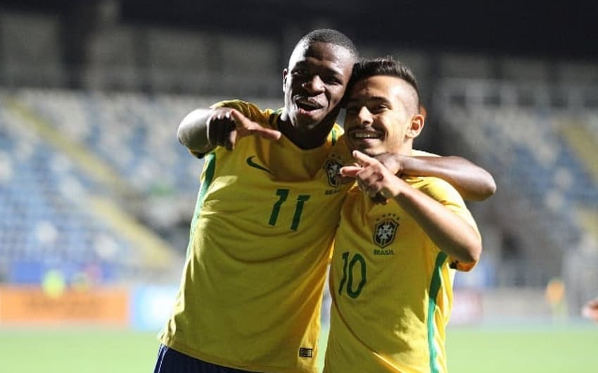 Vinicius Jr. e Alan Souza comemoram um dos gola do Brasil contra a Colômbia