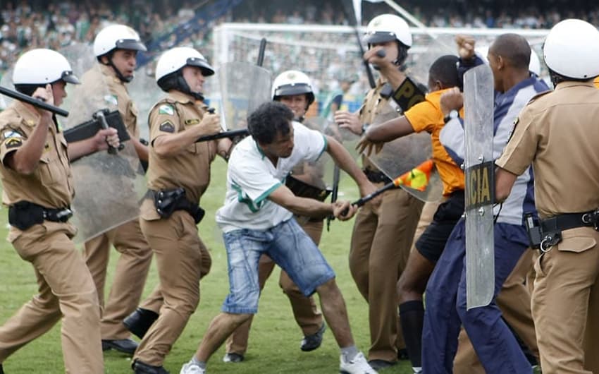 Ao fim do jogo entre Coritiba e Fluminense, pelo Brasileirão de 2009, torcedores do Coxa invadiram o campo e iniciaram confusão