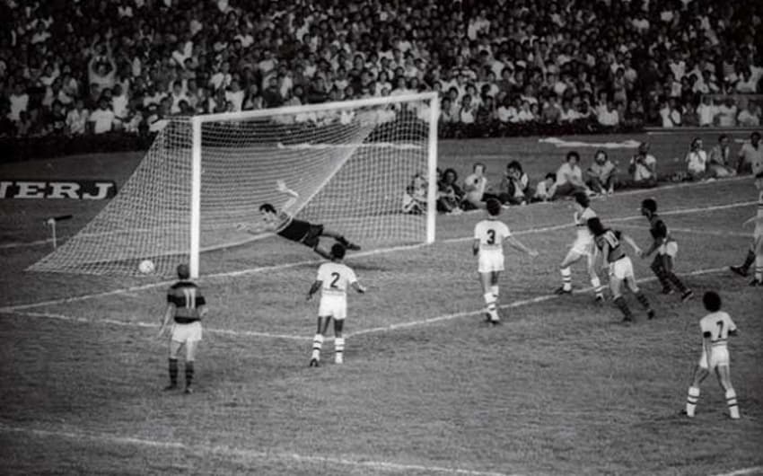 O Flamengo aplicou um 3 a 0 no Atlético-PR nas semis do BR-1983. o Furacão chegou a fazer 2 a 0 volta, mas não impediu sonho do Fla