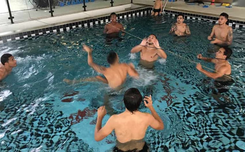 Titulares do Corinthians disputaram partida de vôlei na piscina