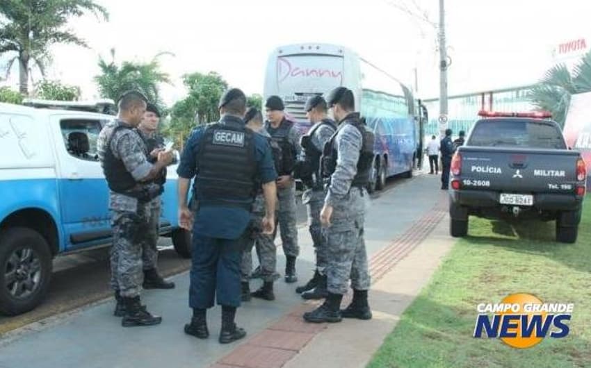 Policiais em abordagem ao ônibus na Rua Joaquim Murtinho.