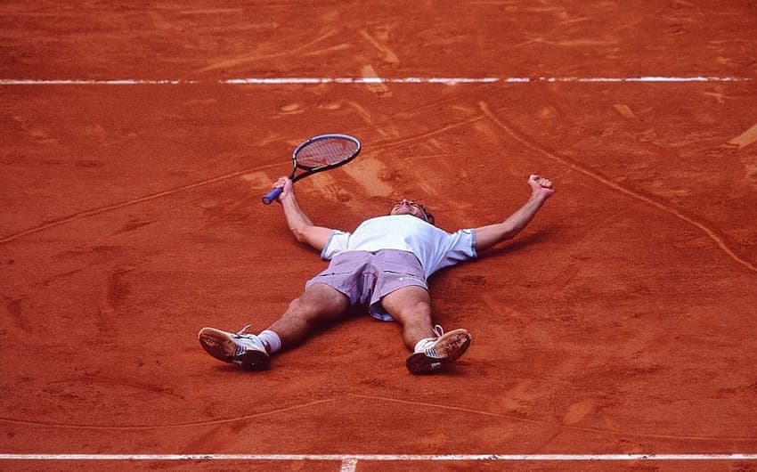 Gustavo Kuerten era o melhor tenista do mundo e conquistava Roland Garros pela terceira vez