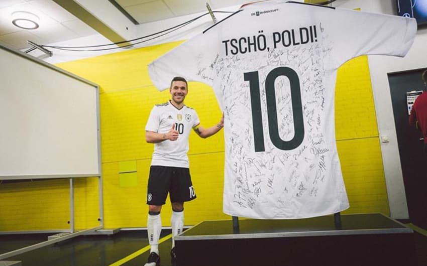Homenagem: Podolski com camisa enorme da Alemanha