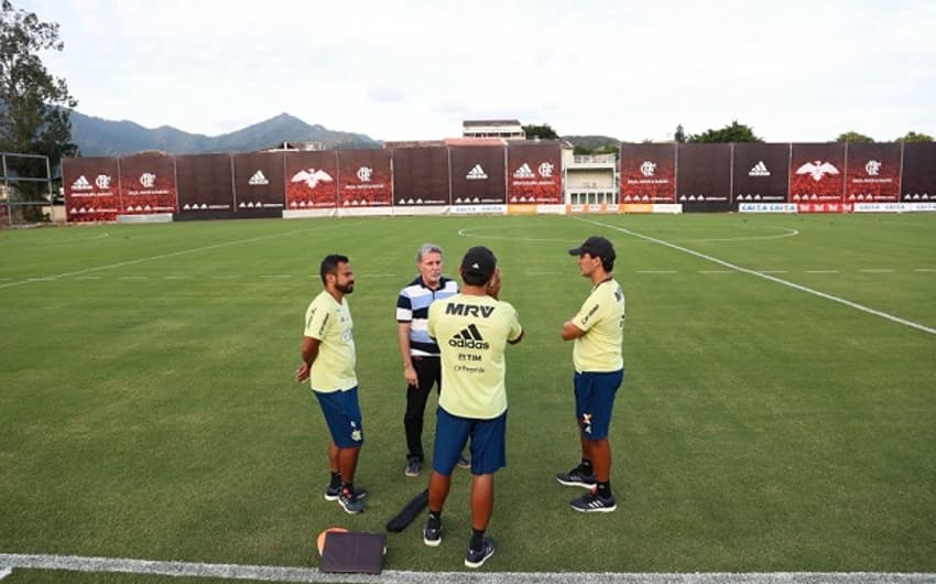 Zé Ricardo no novo campo do Flamengo