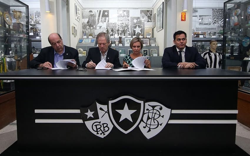 Botafogo assina contrato com a Caixa