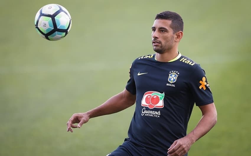 Diego Souza treinou entre os titulares da Seleção nesta segunda