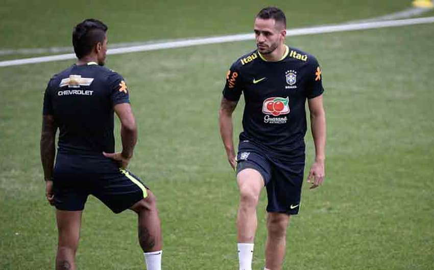 Renato Augusto e Paulinho, em ação pela Seleção Brasileira