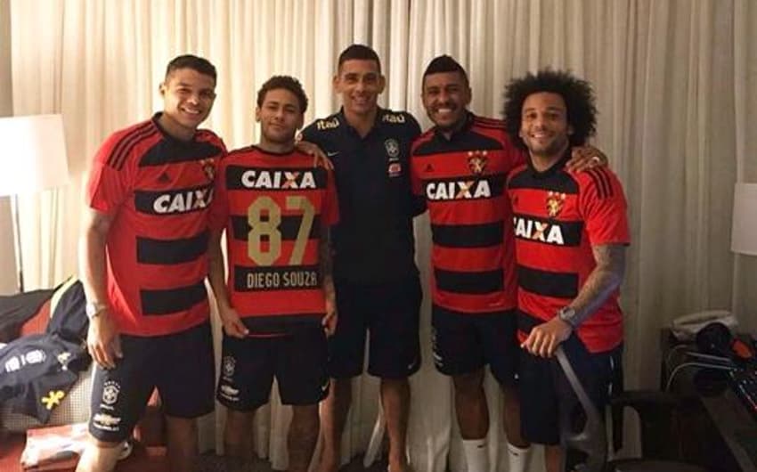 Diego Souza presenteia jogadores da seleção