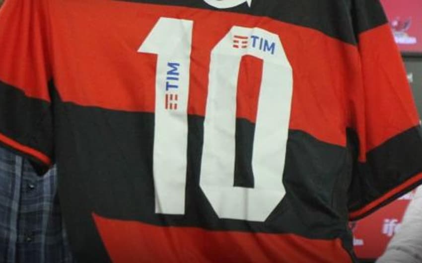 Tim tem sua marca estampada na camisa do Flamengo desde 2011