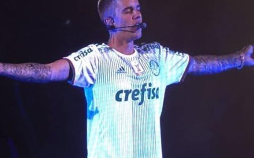 GALERIA: Justin Bieber se apresenta com a camisa do Palmeiras
