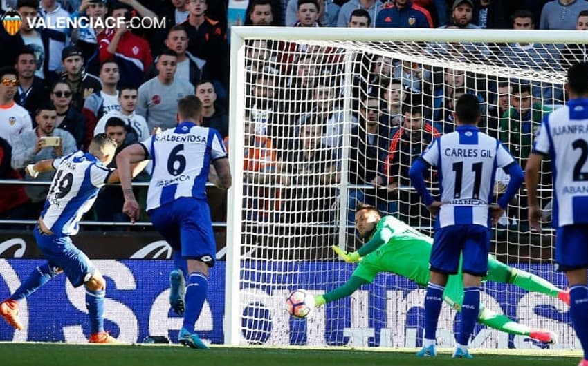 Diego Alves pegou mais um pênalti, desta vez contra o La Coruña