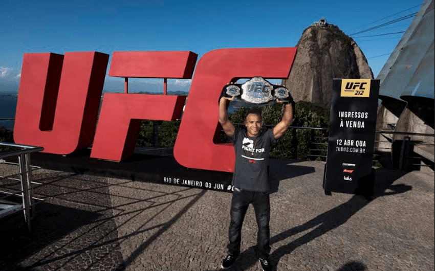 José Aldo posa com o cinturão do UFC no Morro da Urca