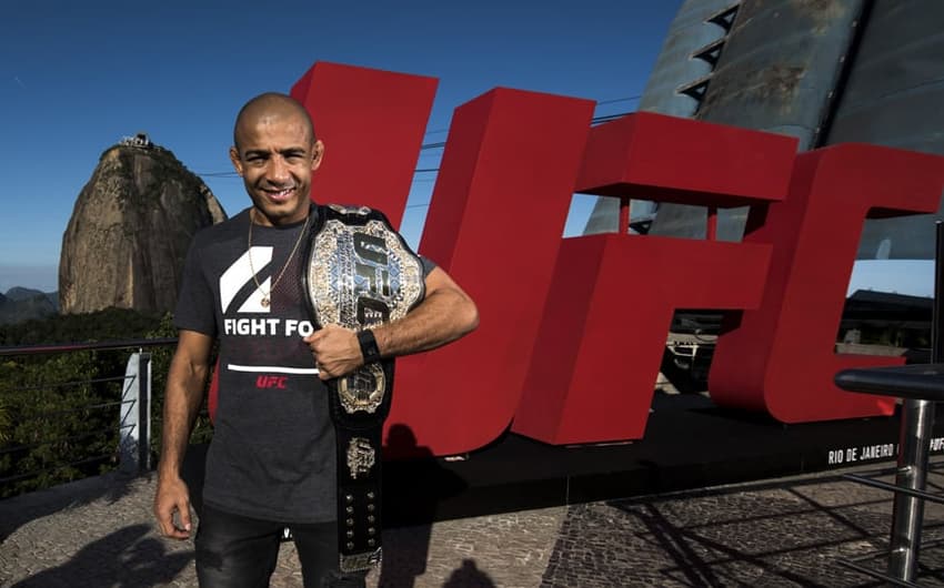 José Aldo posa com cinturão do UFC no Morro da Urca, no Rio de Janeiro