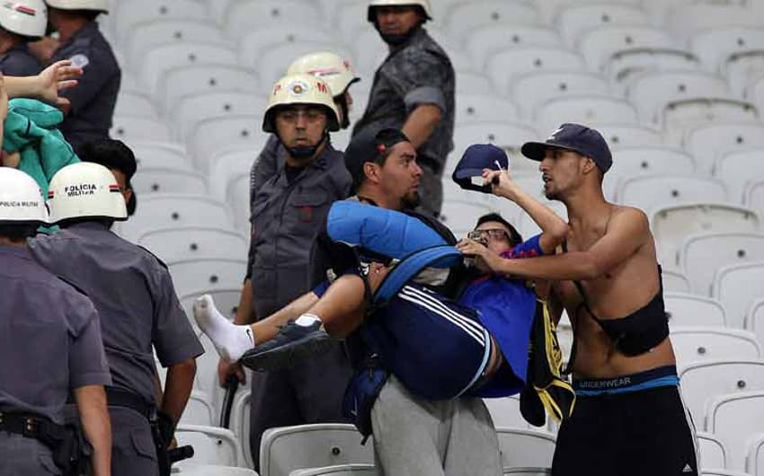 Confira imagens da briga entre torcedores chilenos e policiais