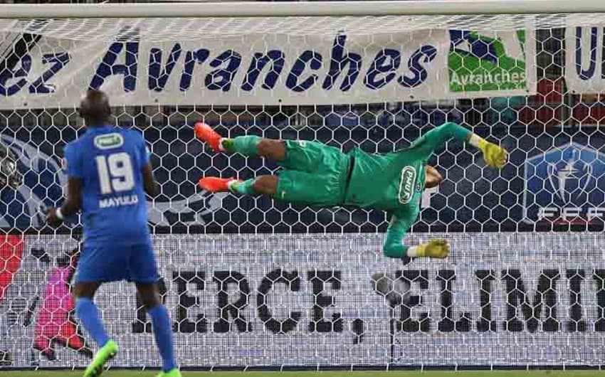 O goleiro Alphonse Areola do PSG se joga em um dos raros lances de perigo contra seu time pela Copa da França. Time goleou o Avranches por 4 a 0