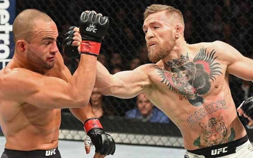 Conor McGregor nocauteia Eddie Alvarez no UFC 205, em Nova York (EUA)