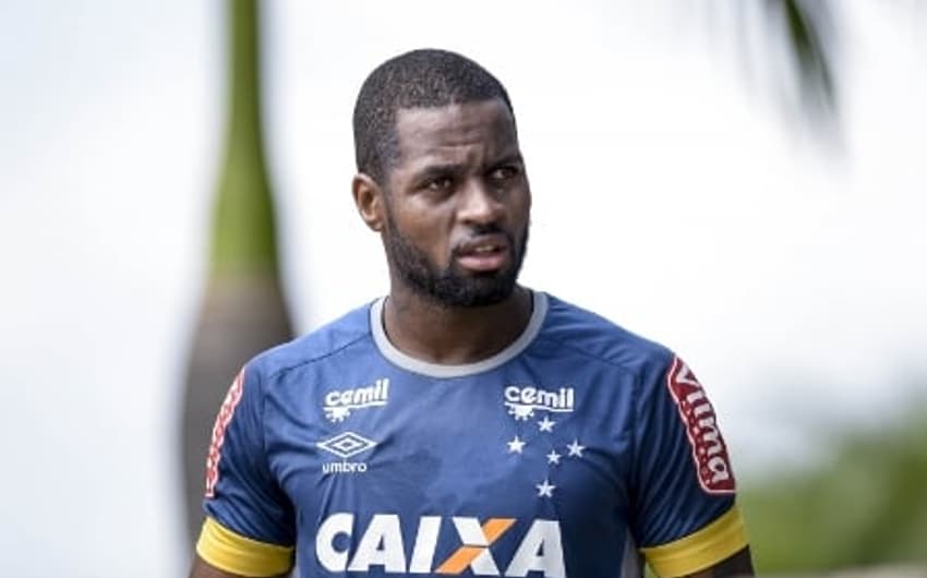 Zagueiro Dedé, em treinamento do Cruzeiro