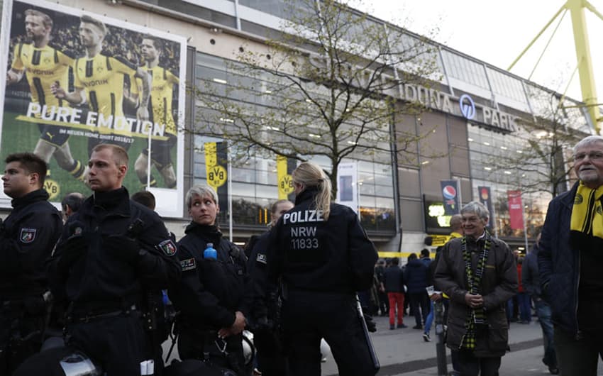 Três explosões perto do ônibus que levaria a delegação do Borussia Dortmund para o jogo contra o Monaco. Existe a suspeita de atentado terrorista e a Polícia investiga o caso