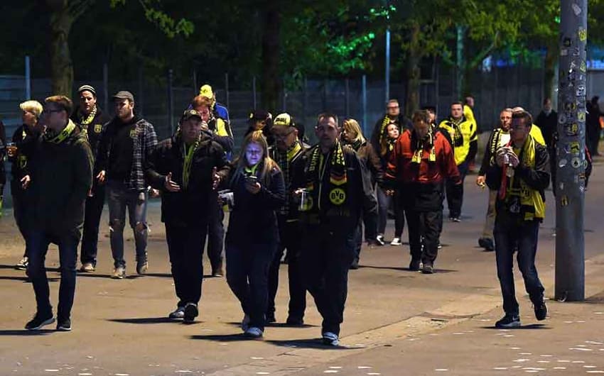 Torcedores andam ao redor do Signal Iduna Park após adiamento de Dortmund x Monaco