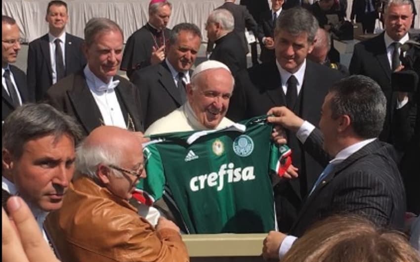 Papa Francisco recebeu a camisa do Palmeiras&nbsp;