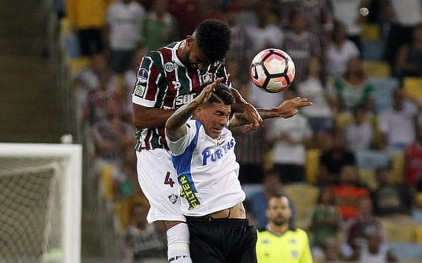 Renato Chaves disputa com atacante do Liverpool-URU