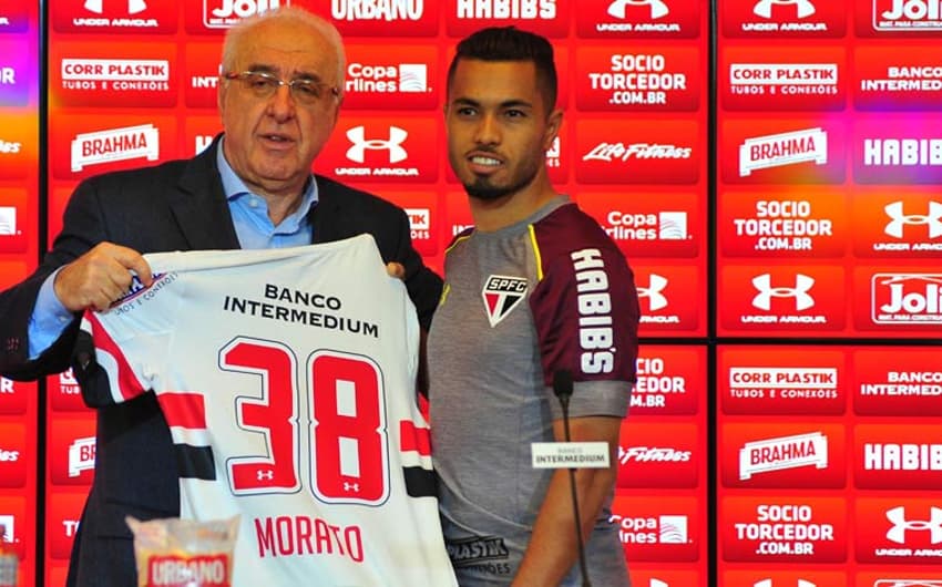 Morato recebe camisa 38, das mãos do ex-direitor José Jacobson