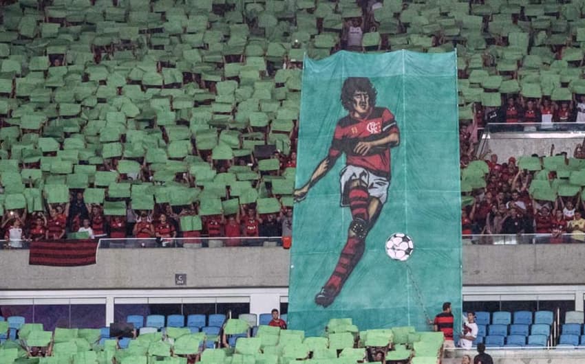 Torcida do Flamengo caprichou e coloriu a arquibancada do Maracanã para entrada do time. Mosaico 3D recriou o gol de Zico diante do Cobreloa, na decisão da Libertadores de 1981.