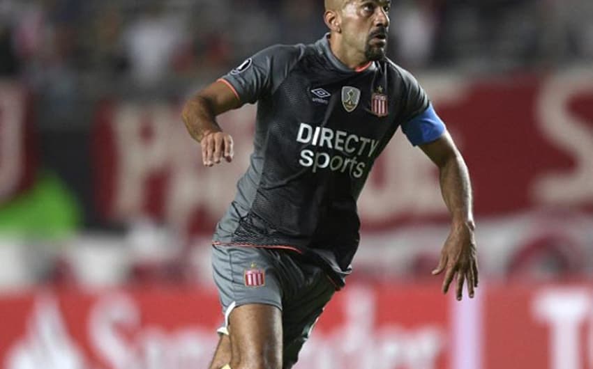 Juan Sebastián Verón voltou a atuar na terça, quando o Estudiantes perdeu por 2 a 0 para o Barcelona de Guayaquil. Aos 42 anos, o jogador também é presidente do clube argentino, que ainda não pontuou no torneio