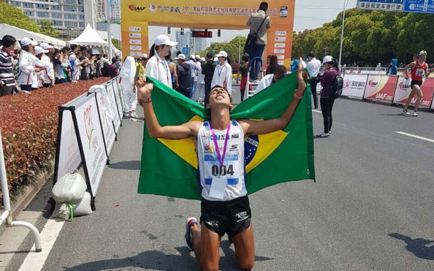 Caio Bonfim comemora o ouro na prova dos 20 km do Circuito Mundial de marcha atlética (Divulgação)