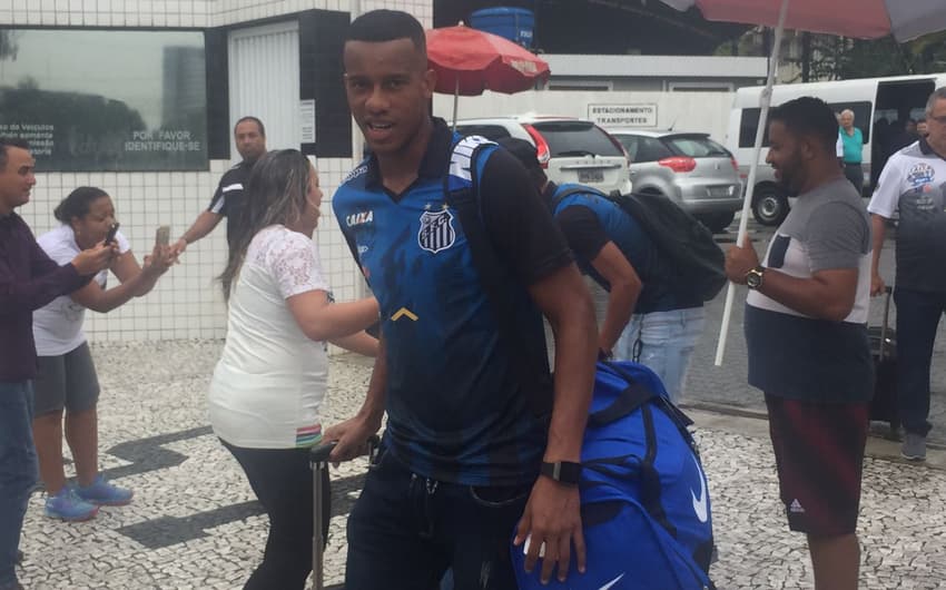 Atacante colombiano Copete embarcou com o Santos nesta segunda-feira