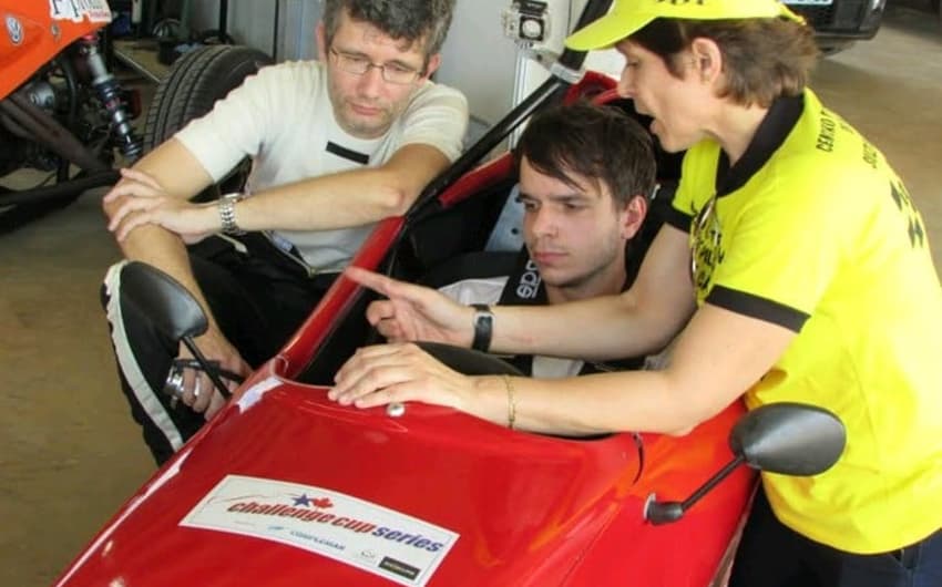 Suzane Carvalho em curso de pilotos da Fórmula Vee